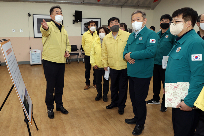 이상민 행정안전부 장관이 올초 1월12일 오전 백령도 안보 현장을 방문해 비상대비체계 및 민방위대피시설 등을 점검하고 있는 모습. (사진 = 행정안전부) 