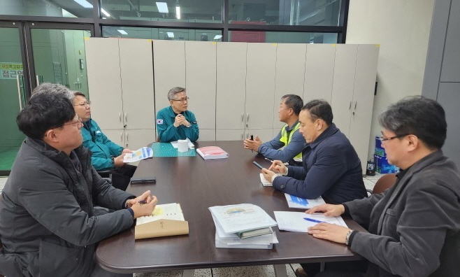 진명기 행정안전부 사회재난실장(중앙)이 17일 오후 보령 해저터널 안전관리 실태를 점검하고 보령해저터널 관리기관인 예산국토관리사무소 방문해 현장 안전관리 사항을 청취하고 있다. (사진=행안부)