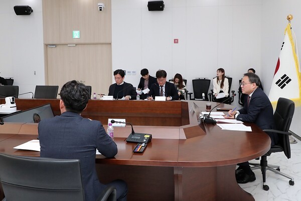 고기동 행정안전부 차관이 지난 3월 27일 오후 세종시 도움로 정부세종청사 중앙동 간부회의실에서 열린 '특례시 특별법 제정 TF' 제1차 회의에 참석해 모두발언을 하고 있다. (사진 = 행안부) 