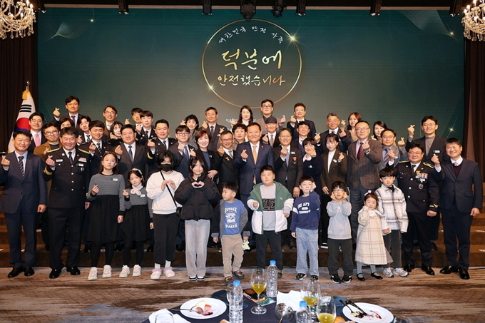 이상민 행정안전부 장관이 2일 오전 서울 용산구 피스앤파크 컨벤션에서 열린 대한민국 안전 가족 격려 행사에서 재난안전 유공자에 대해 표창을 수여한 뒤 수상자들과 기념촬영을 하고 있다. (사진 = 행안부)